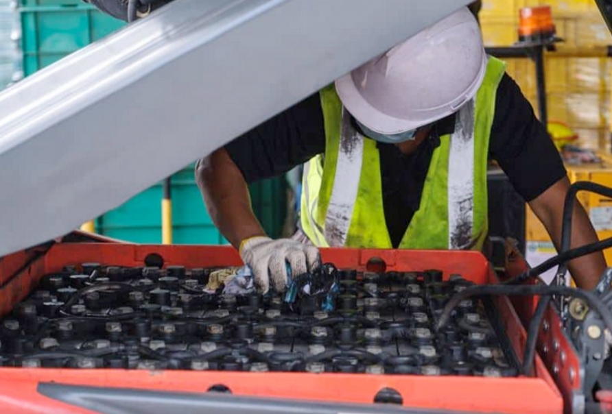 How to Maintain an Electric Forklift Battery